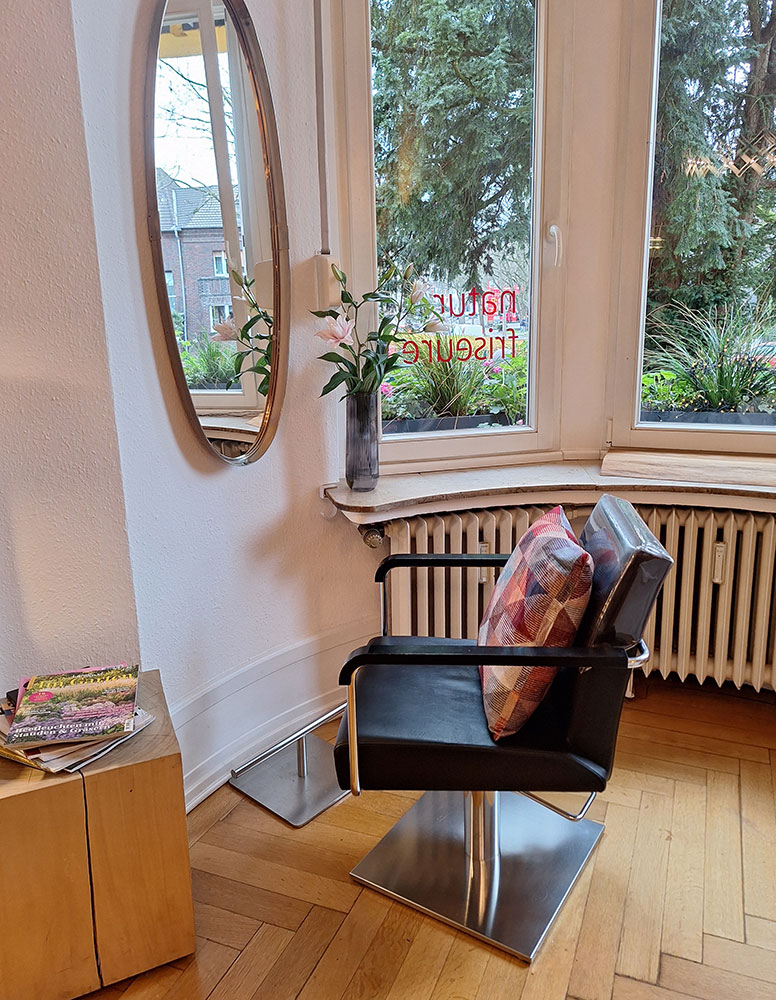 Innenansicht des ruhigen Natur-Friseure Salons in Krefeld mit minimalistischer Einrichtung